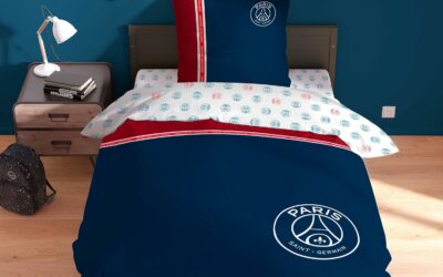 découvrez la parure de lit minimaliste du PSG pour une personne : en 100% coton avec label Oeko-TEX, elle comprend une housse de couette de 140×200 cm et une taie d’oreiller réversible de 63×63 cm en bleu marine