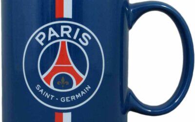 Le mug PSG : célébration de la victoire en Europe 2025 avec la première étoile française, tasse en céramique de 330 ml, idéale pour micro-ondes et lave-vaisselle, un cadeau parfait pour les fans de football parisien.